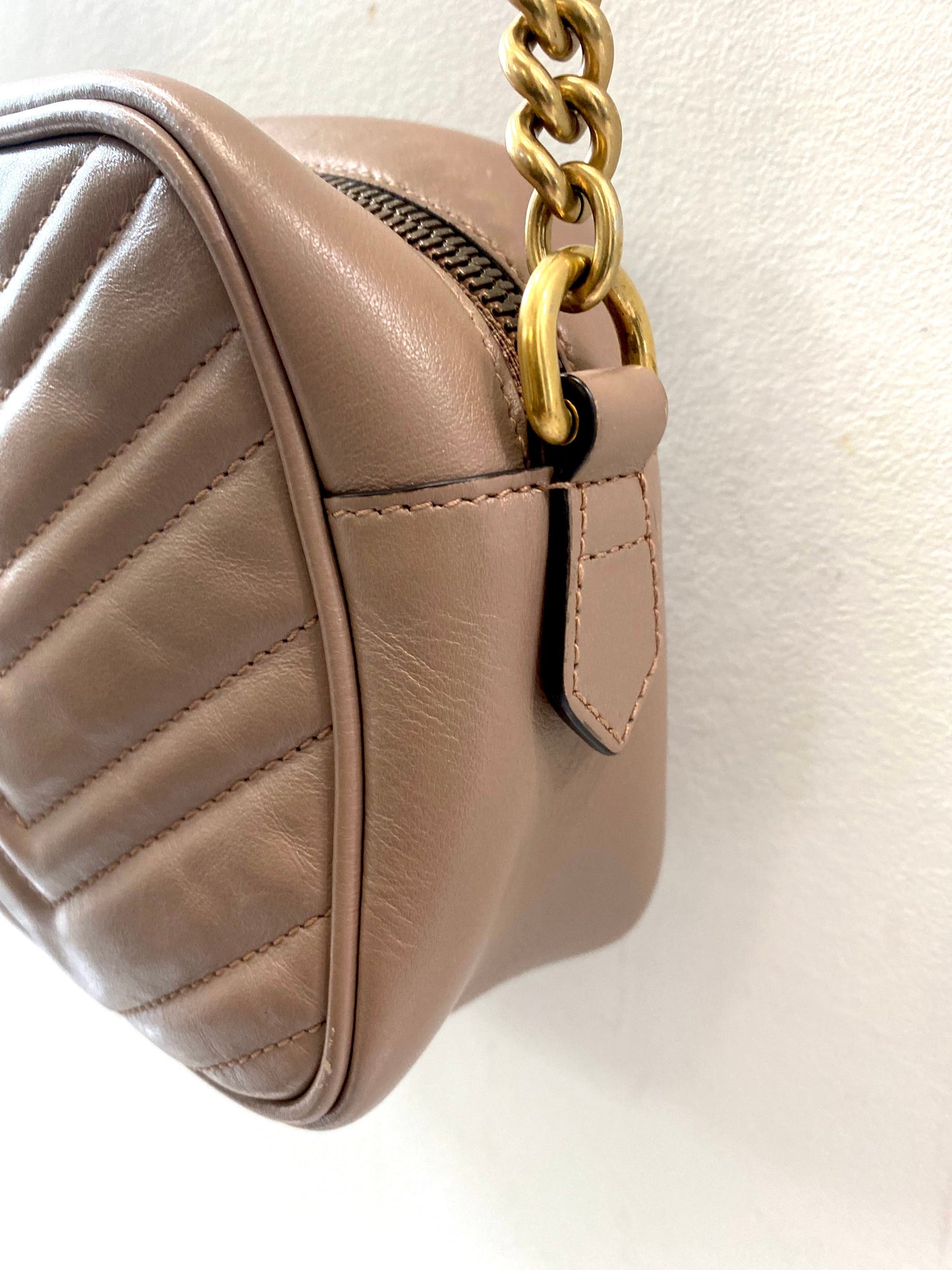 GUCCI GG MARMONT MATELASSE CALFSKIN SMALL CHAIN SHOULDER BAG