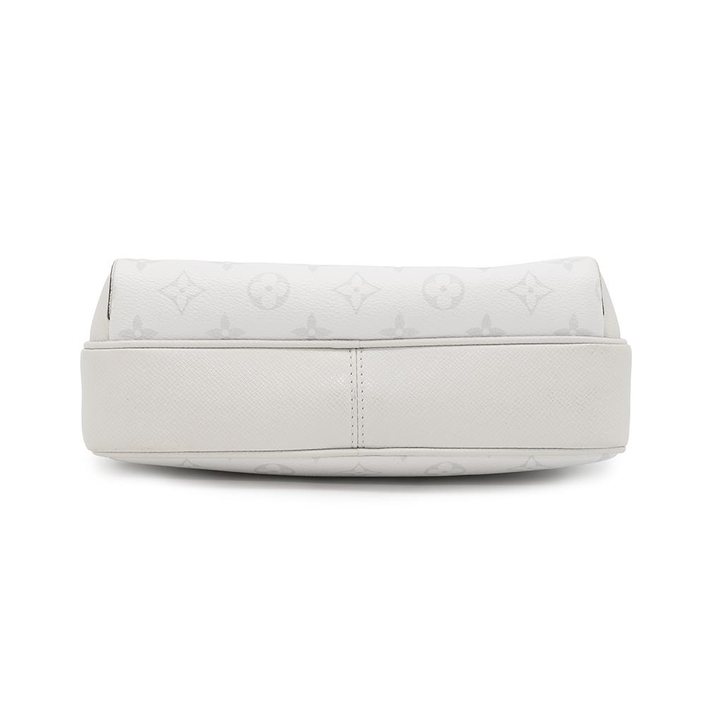 LOUIS VUITTON Outdoor Messenger Taigarama BlancM30873 Monogram Taiga Leather