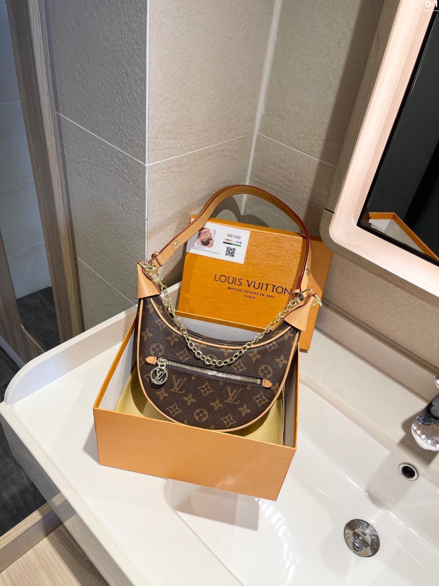 LOUIS VUITTON Loop Monogram