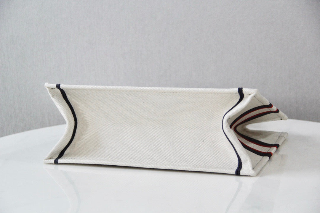 DI Medium Book Tote White, For Women, Women’s Handbags 14in/36cm CD