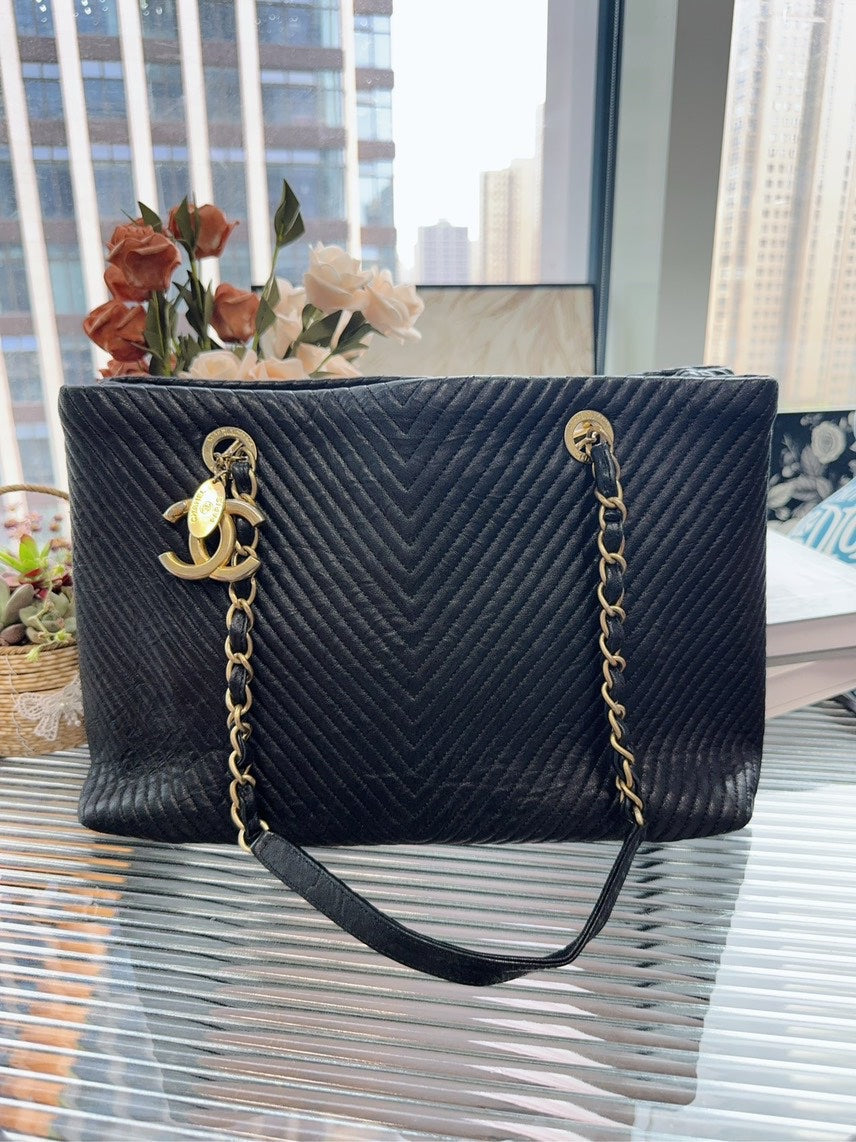 Chanel Black Chevron Quilted Leather Shoulder Bag HFY