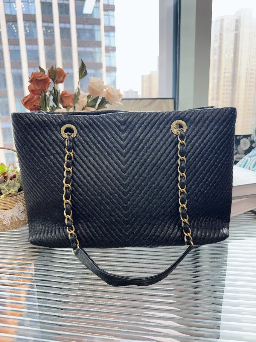 Chanel Black Chevron Quilted Leather Shoulder Bag HFY