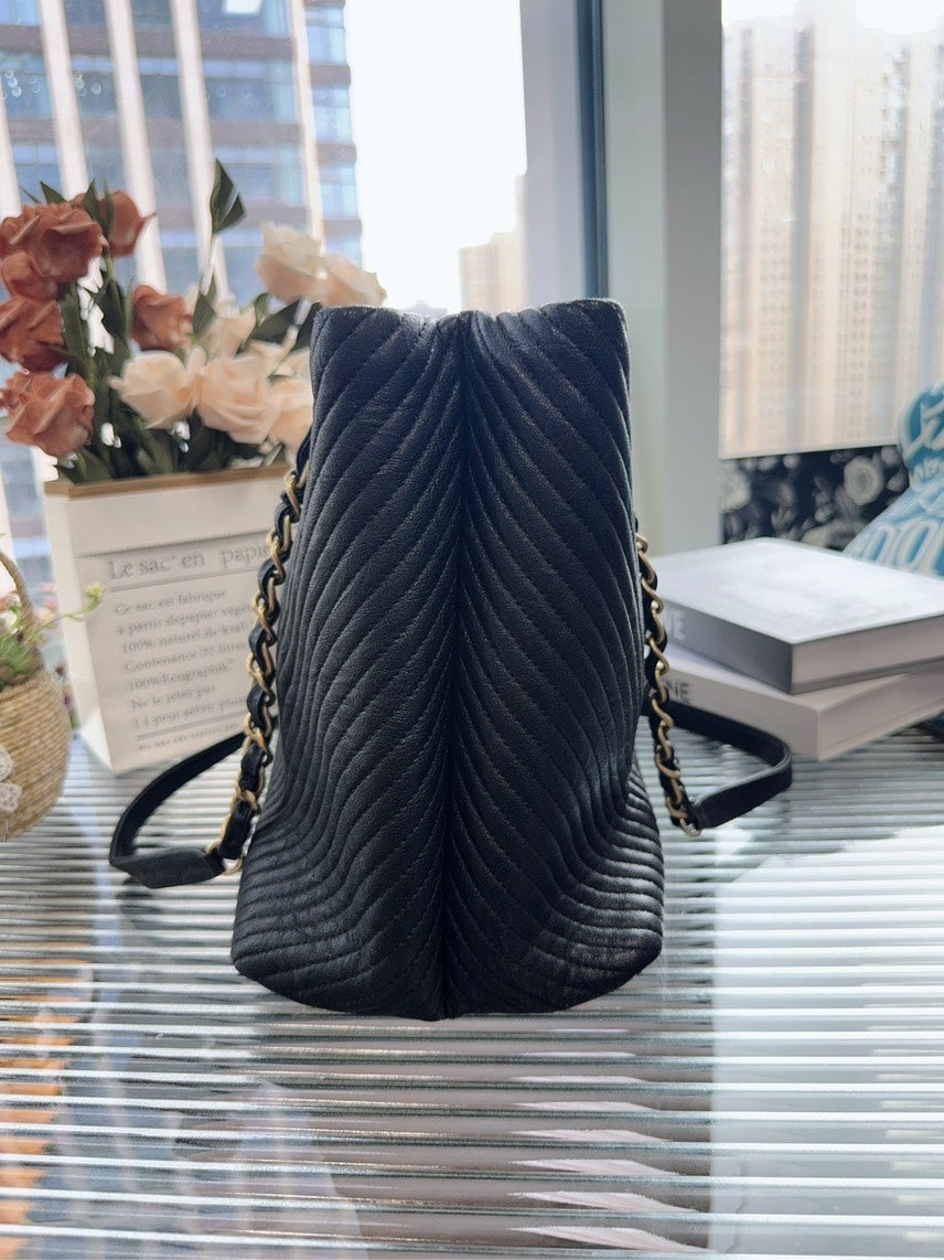 Chanel Black Chevron Quilted Leather Shoulder Bag HFY